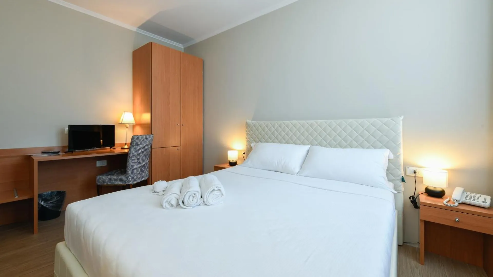 Hotel Garda contacts